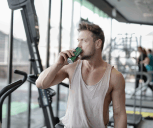 deportista tomando café