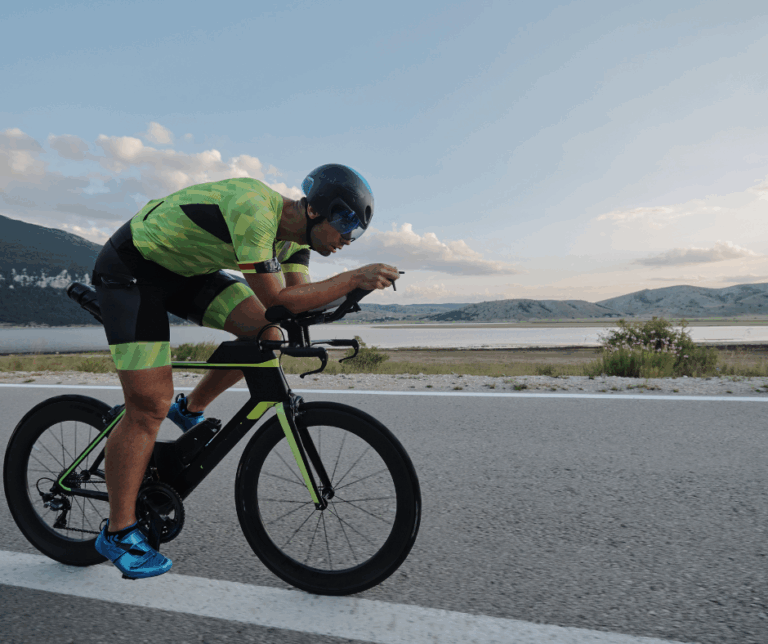 Triatleta en bici