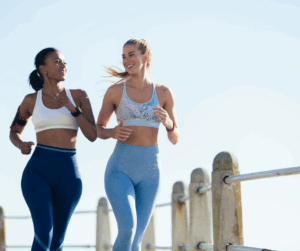 mujeres deportistas alegres y descansadas