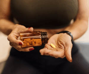 deportista tomando suplementación