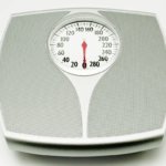 Báscula utilizada para medir el peso corporal antes y después del entrenamiento y calcular la tasa de sudoración.