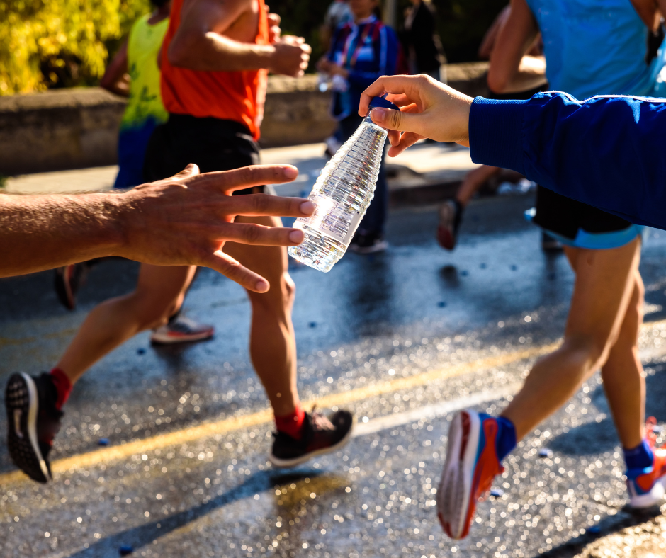 Corredor o ciclista bebiendo agua durante un entrenamiento de resistencia.