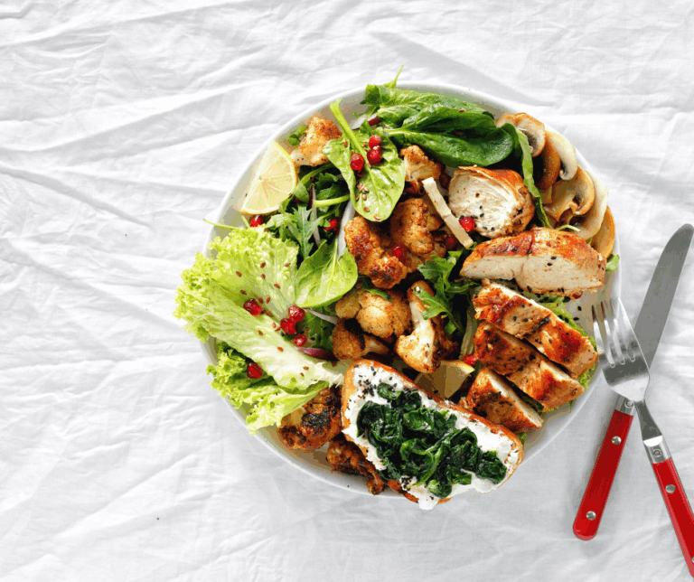 Plato con arroz, pollo y verduras mostrando el equilibrio entre carbohidratos, proteínas y grasas.