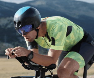 Triatleta preparando sus bidones de hidratación en la transición del ciclismo durante una competición.