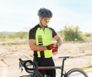 Medidor de potencia mostrando vatios en ciclismo para explicar la relación entre potencia y peso corporal.