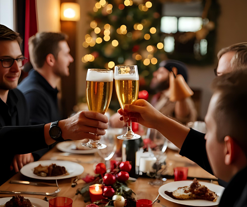 Ciclista en una cena brindando, ejemplo de cómo el alcohol puede afectar al rendimiento deportivo.