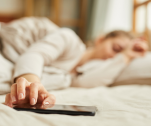 Deportista cansado al despertar, relacionado con el impacto del alcohol en el sueño y la recuperación.