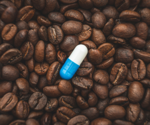 Cápsulas de cafeína utilizadas para mejorar el rendimiento deportivo.