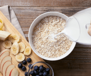 Avena y plátano como ejemplo de comida ligera antes del entrenamiento.