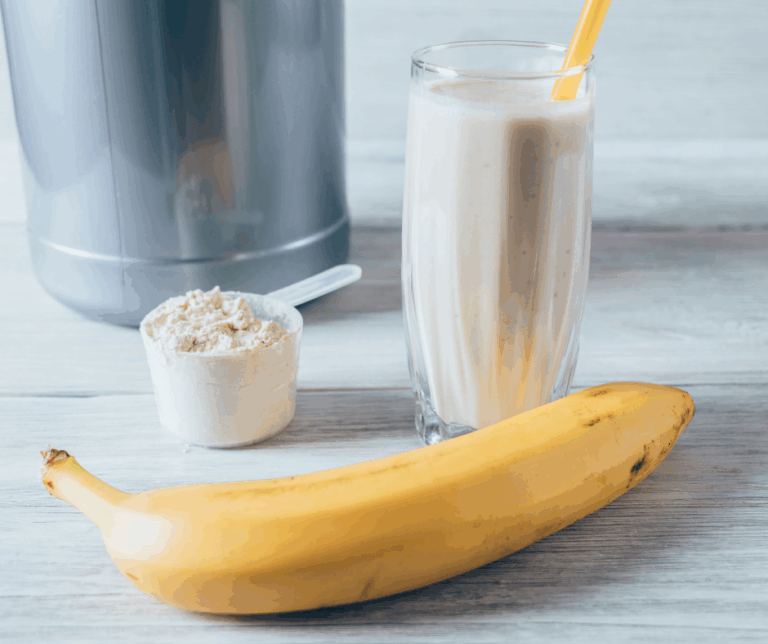 Deportista preparando su comida antes de entrenar para mejorar el rendimiento.