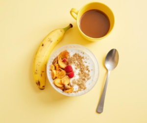 afé con plátano y yogur en una mesa antes de entrenar