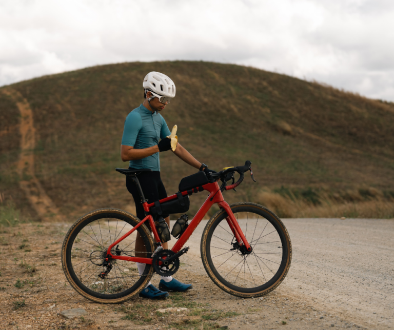 Deportista preparando un snack antes de entrenar para rendir más